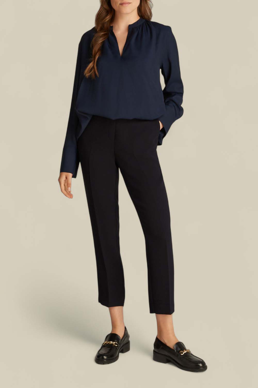 תמונת כל הלוק של מכנסיים מחויטים סלים קרופ